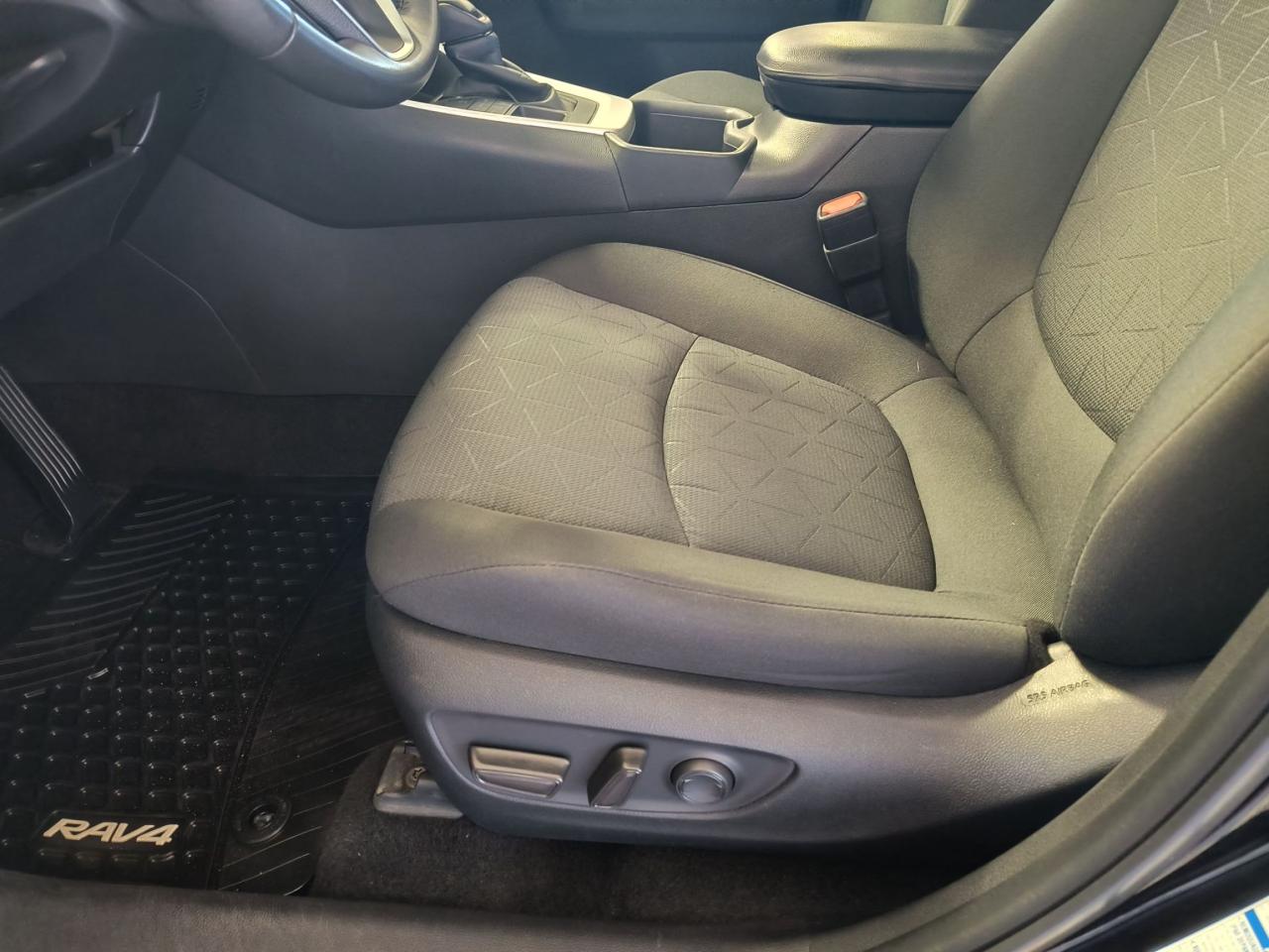 2022 Toyota RAV4 XLE Photo0