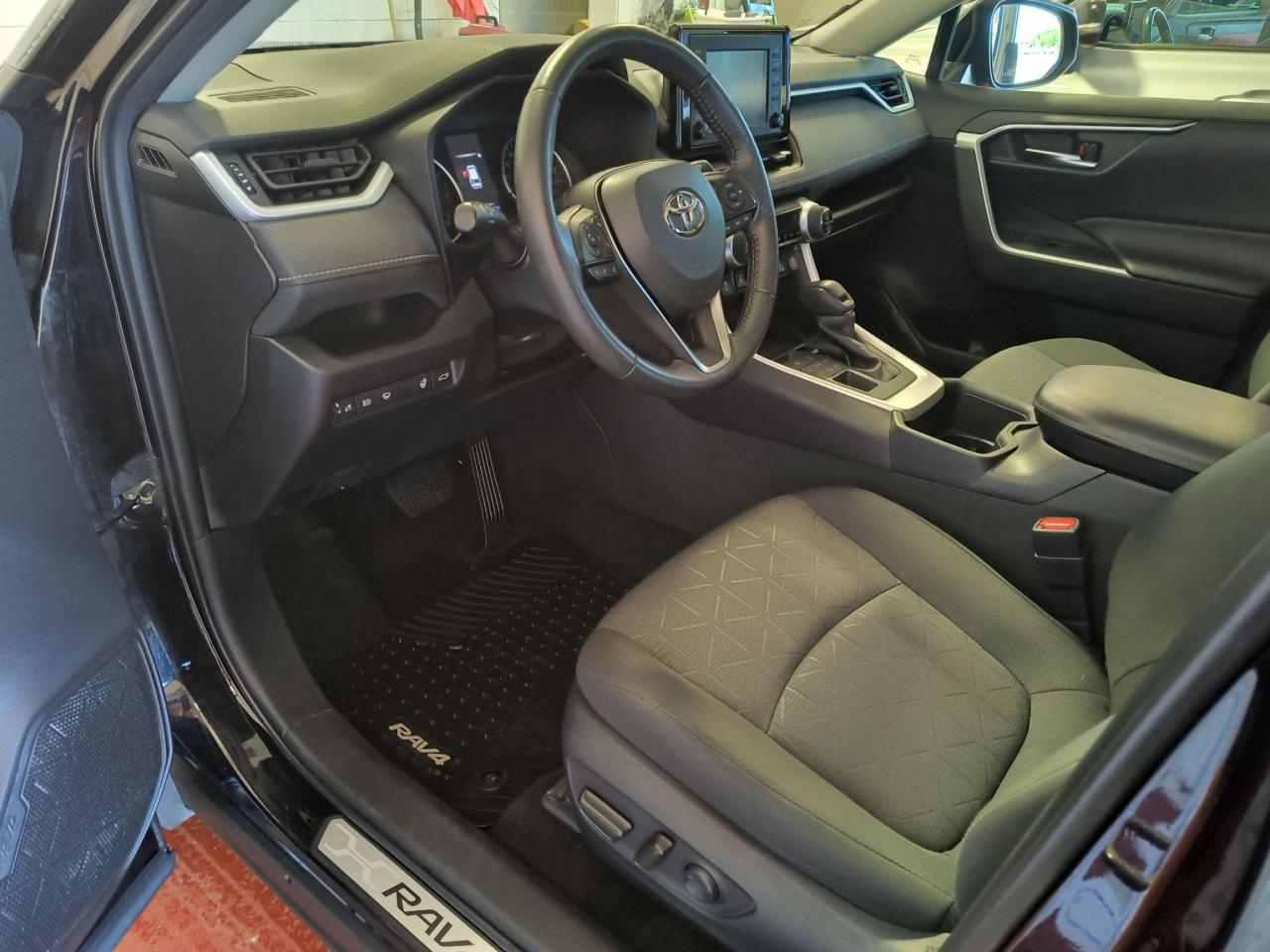 2022 Toyota RAV4 XLE Photo0
