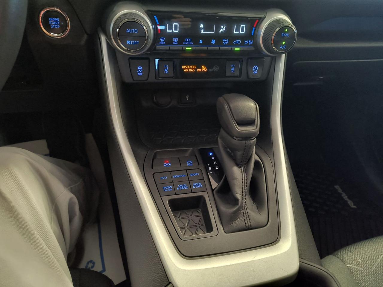 2022 Toyota RAV4 XLE Photo0