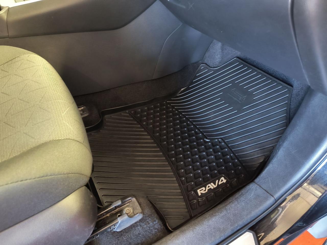 2022 Toyota RAV4 XLE Photo0