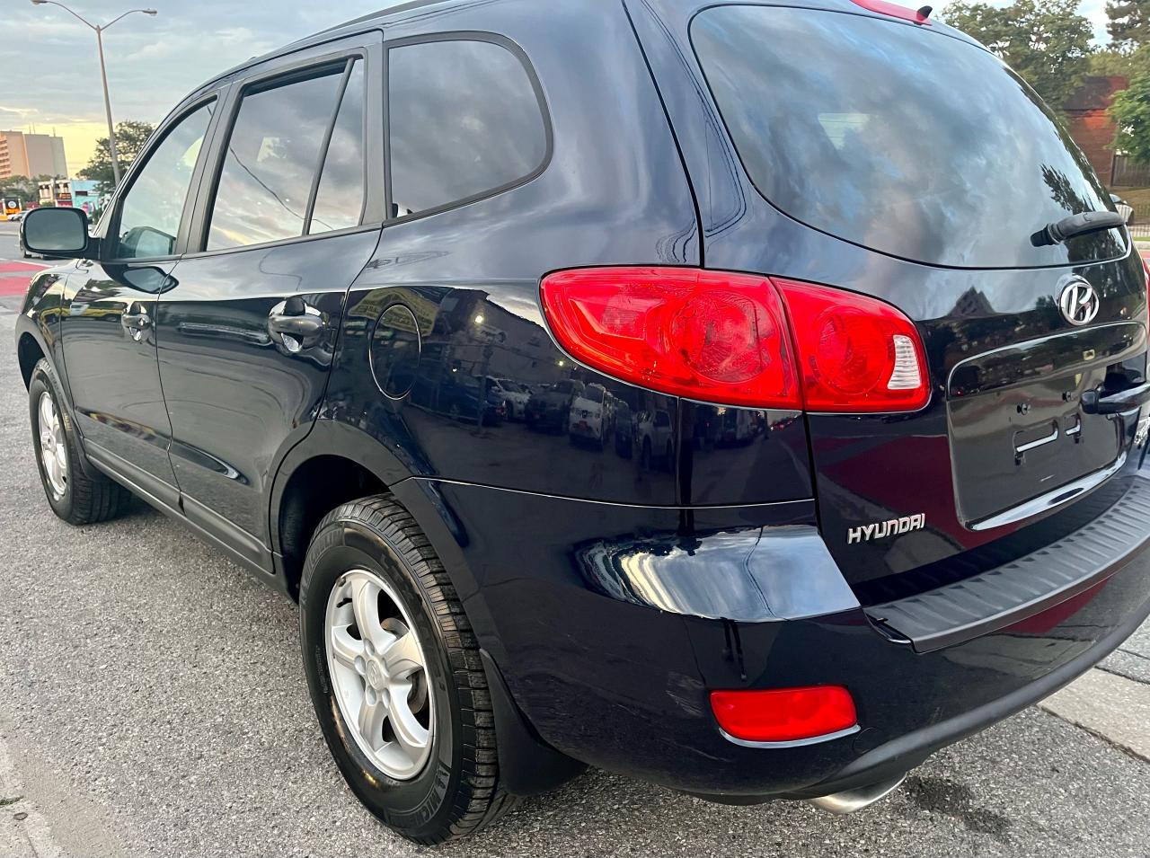 2009 Hyundai Santa Fe AWD,alloy wheels CruiseControl ,Bluetooth ,heatedseats,chilled A/c, low kms Photo4