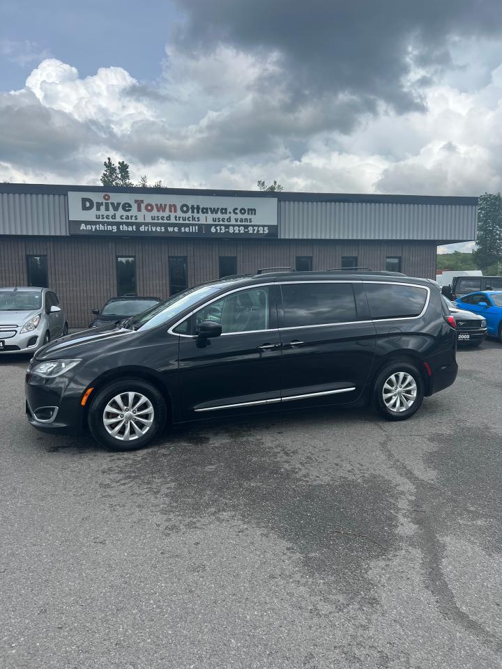Used 2017 Chrysler Pacifica 4dr Wgn Touring-L for sale in Ottawa, ON