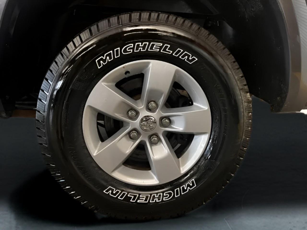 2017 RAM 1500 CLASSIC SLT NO ACCIDENTS  VERY CLEAN Photo2