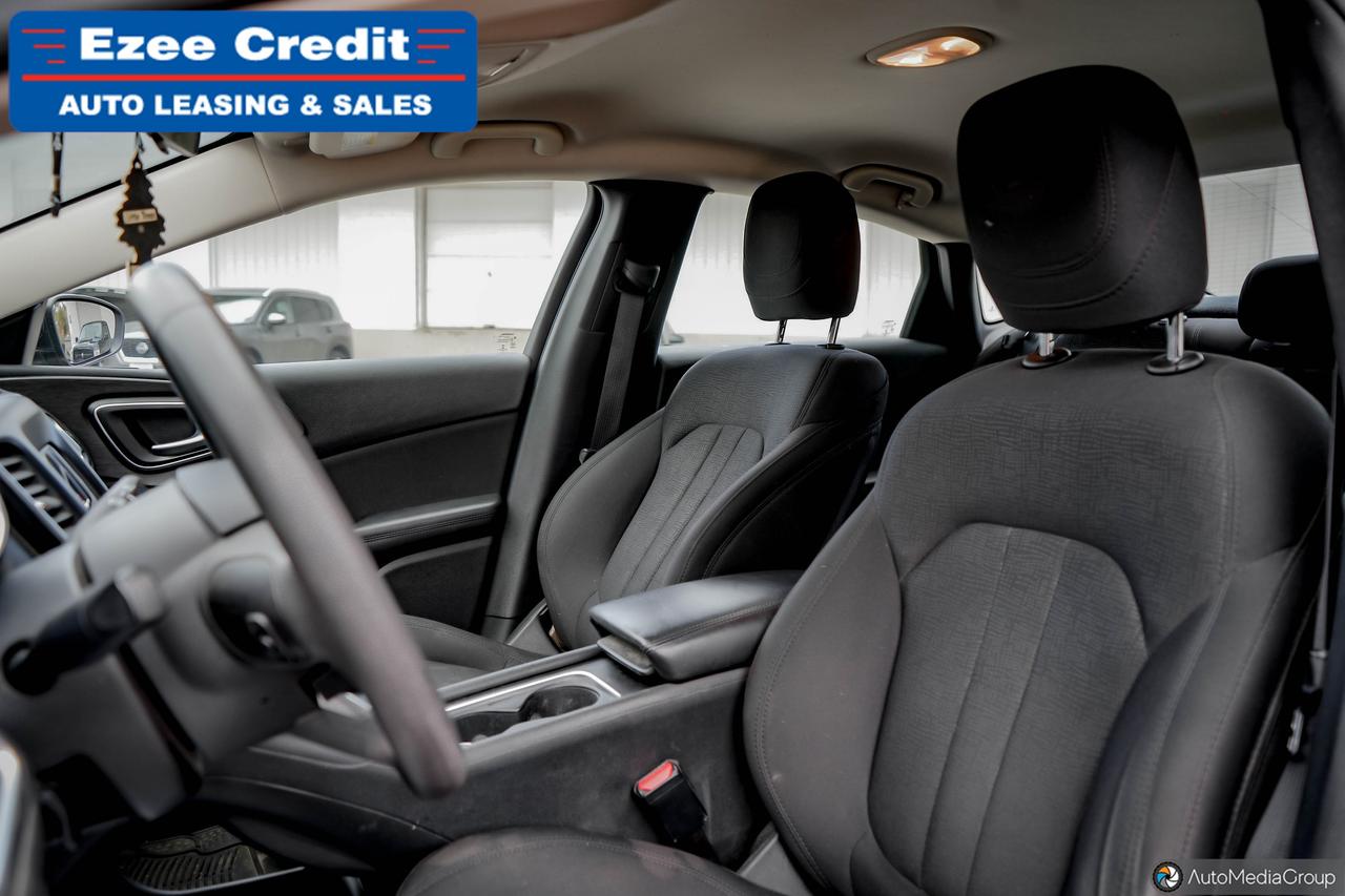 2016 Chrysler 200 LX Photo