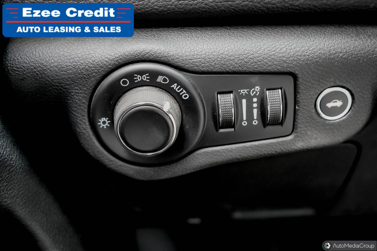 2016 Chrysler 200 LX Photo