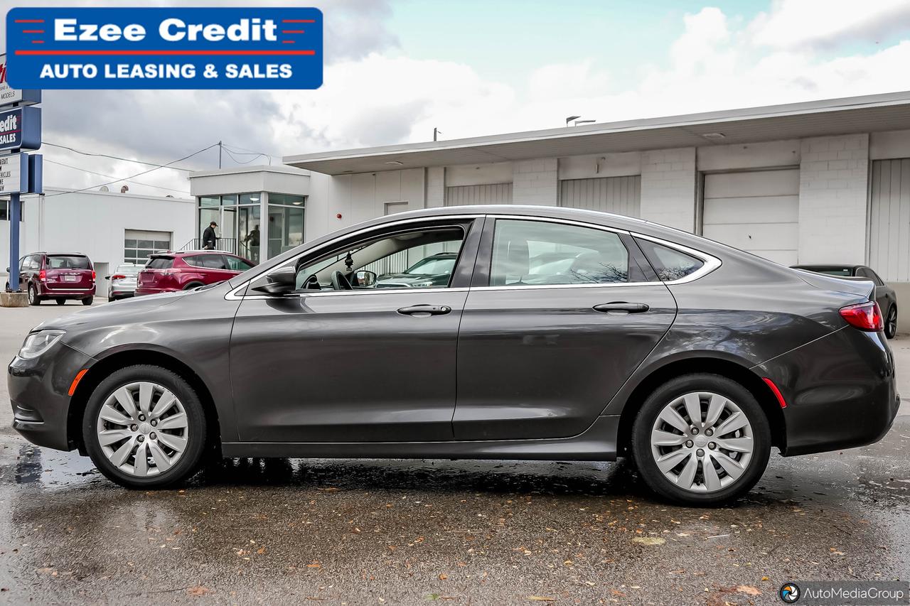 2016 Chrysler 200 LX Photo