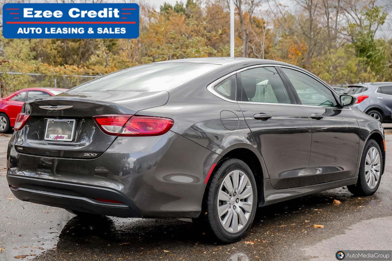 2016 Chrysler 200 LX Photo5