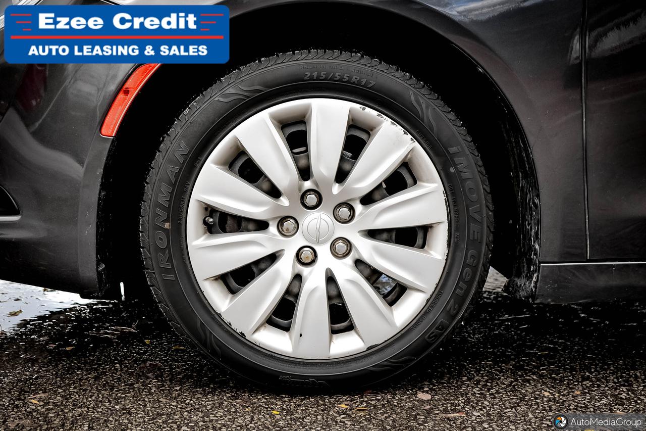 2016 Chrysler 200 LX Photo