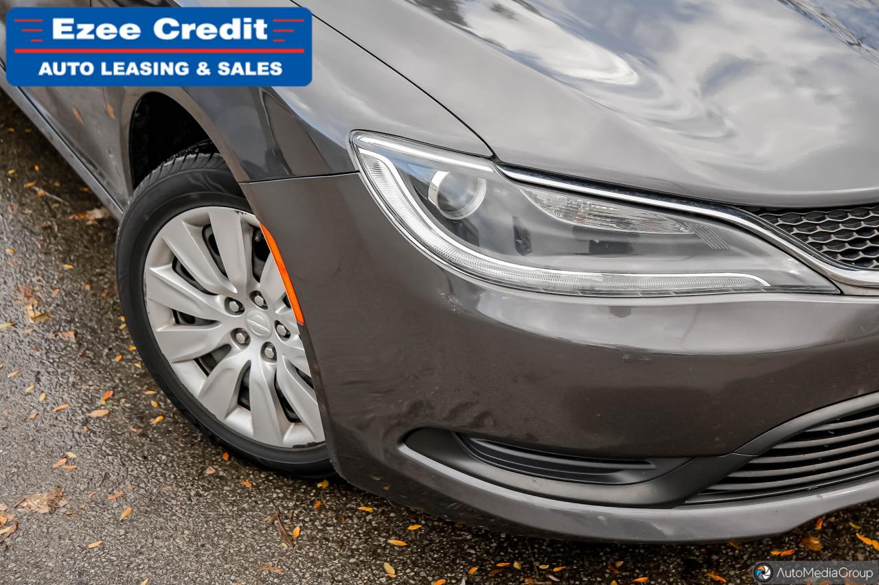 2016 Chrysler 200 LX Photo2