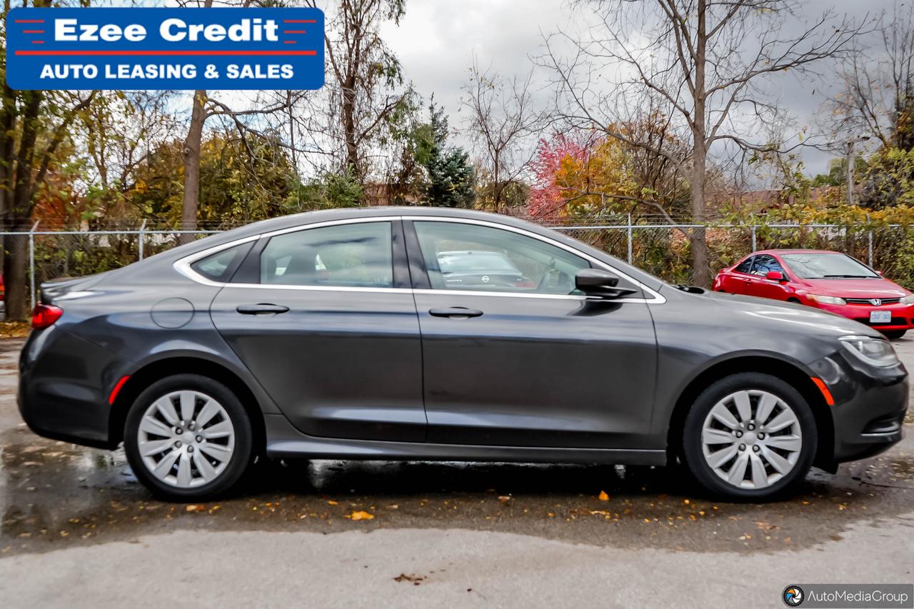 2016 Chrysler 200 LX Photo