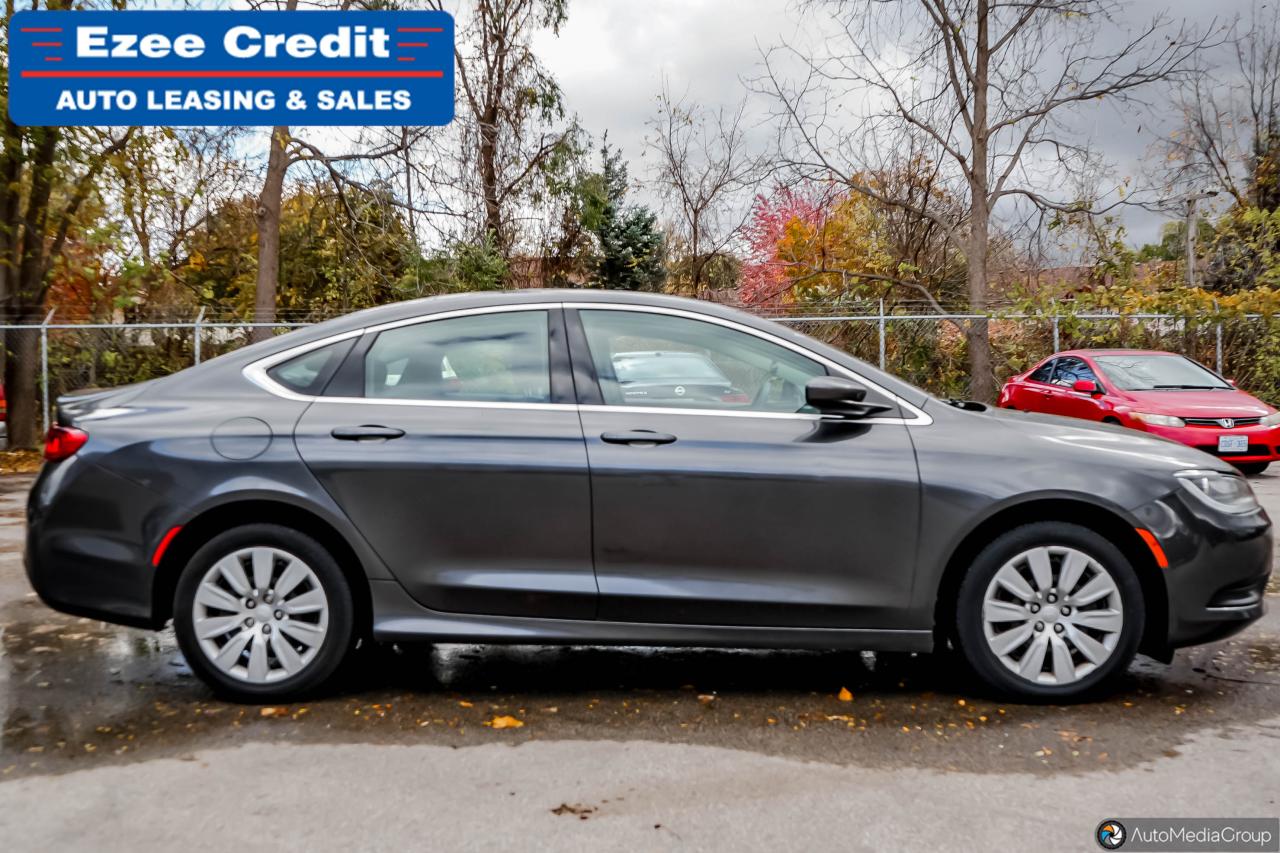 2016 Chrysler 200 LX Photo3
