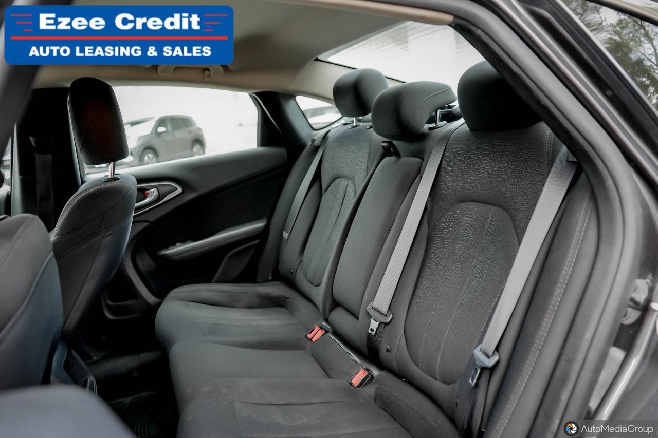 2016 Chrysler 200 LX Photo15