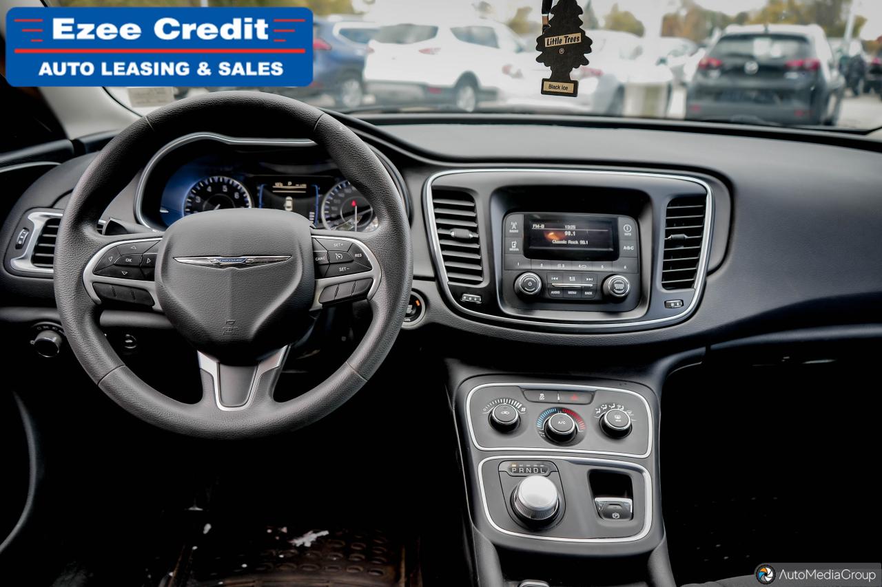 2016 Chrysler 200 LX Photo16