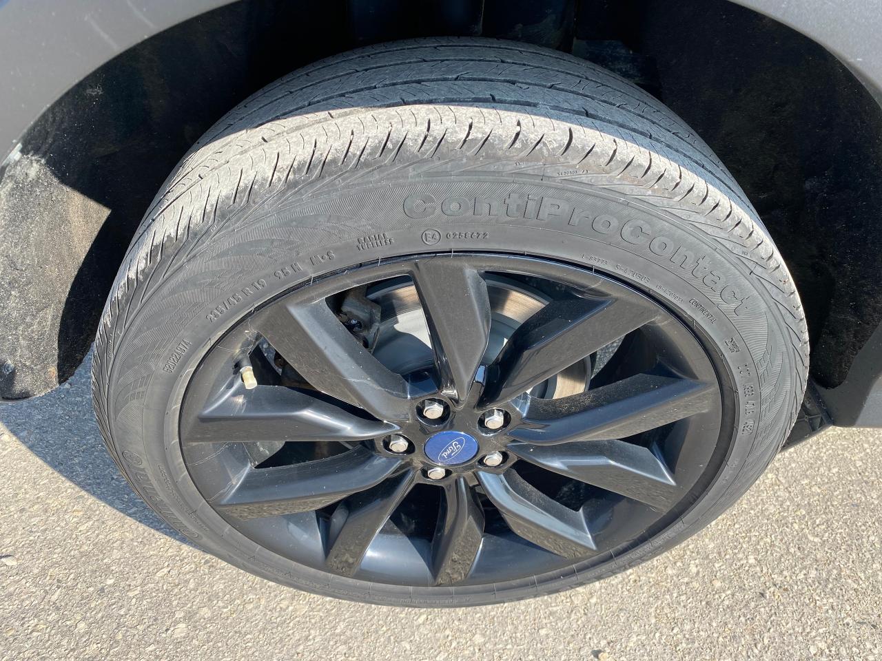 2019 Ford Escape Titanium Photo2