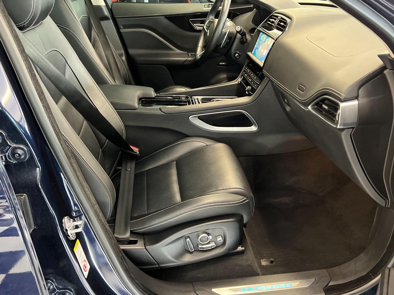 2020 Jaguar F-PACE 30t AWD+R-SPORT+New Tires+Roof+CLEAN CARFAX - Photo #25