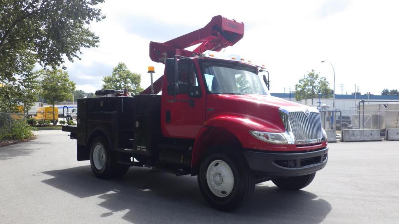 Used 2010 International 4400 DuraStar Bucket Truck Dually Diesel Air Brakes for sale in Burnaby, BC