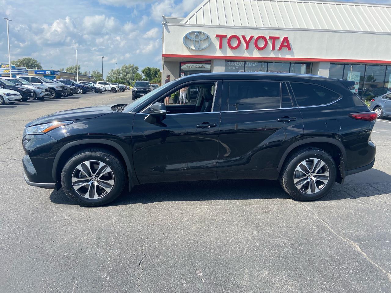 Used 2020 Toyota Highlander XLE for sale in Cambridge, ON