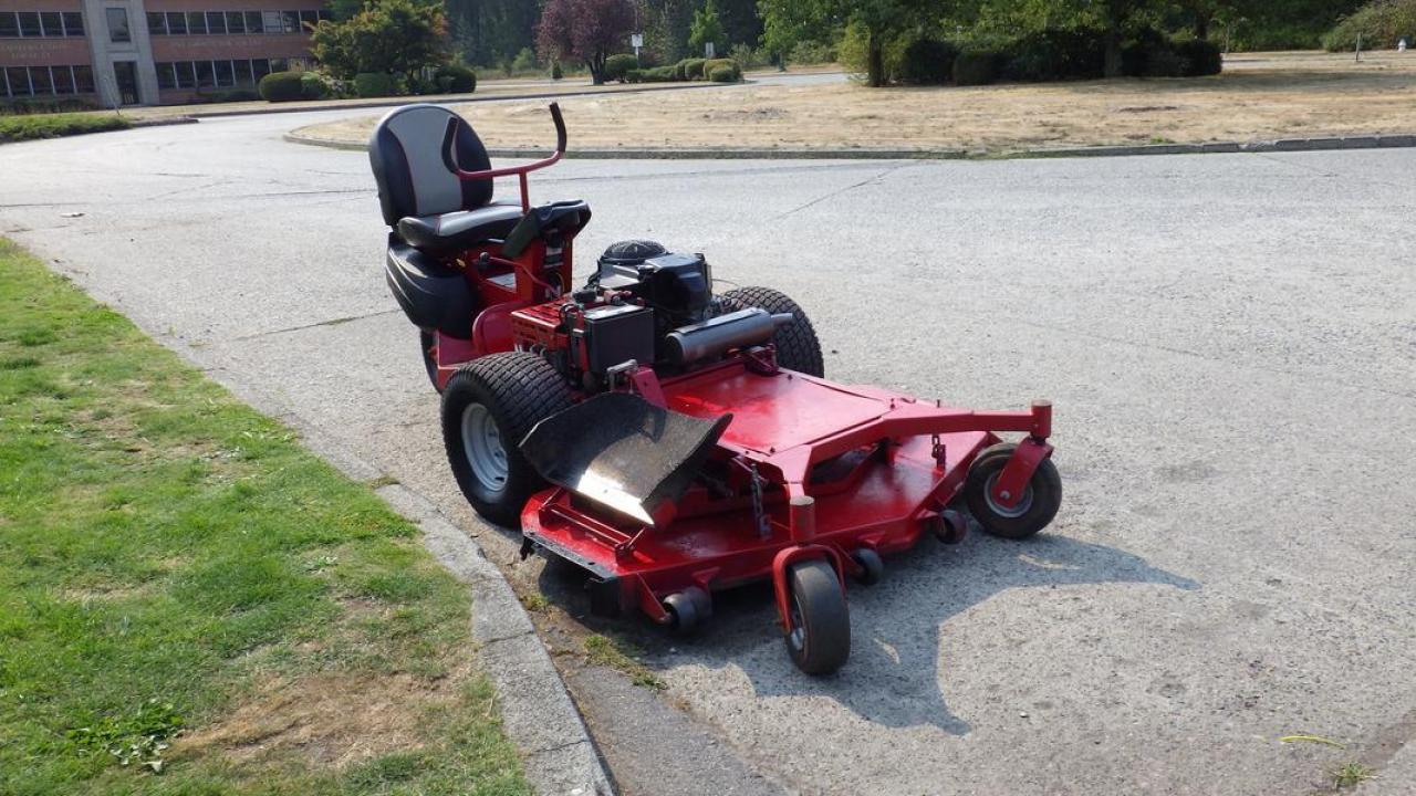 Zero turn riding lawn mower deals clearance