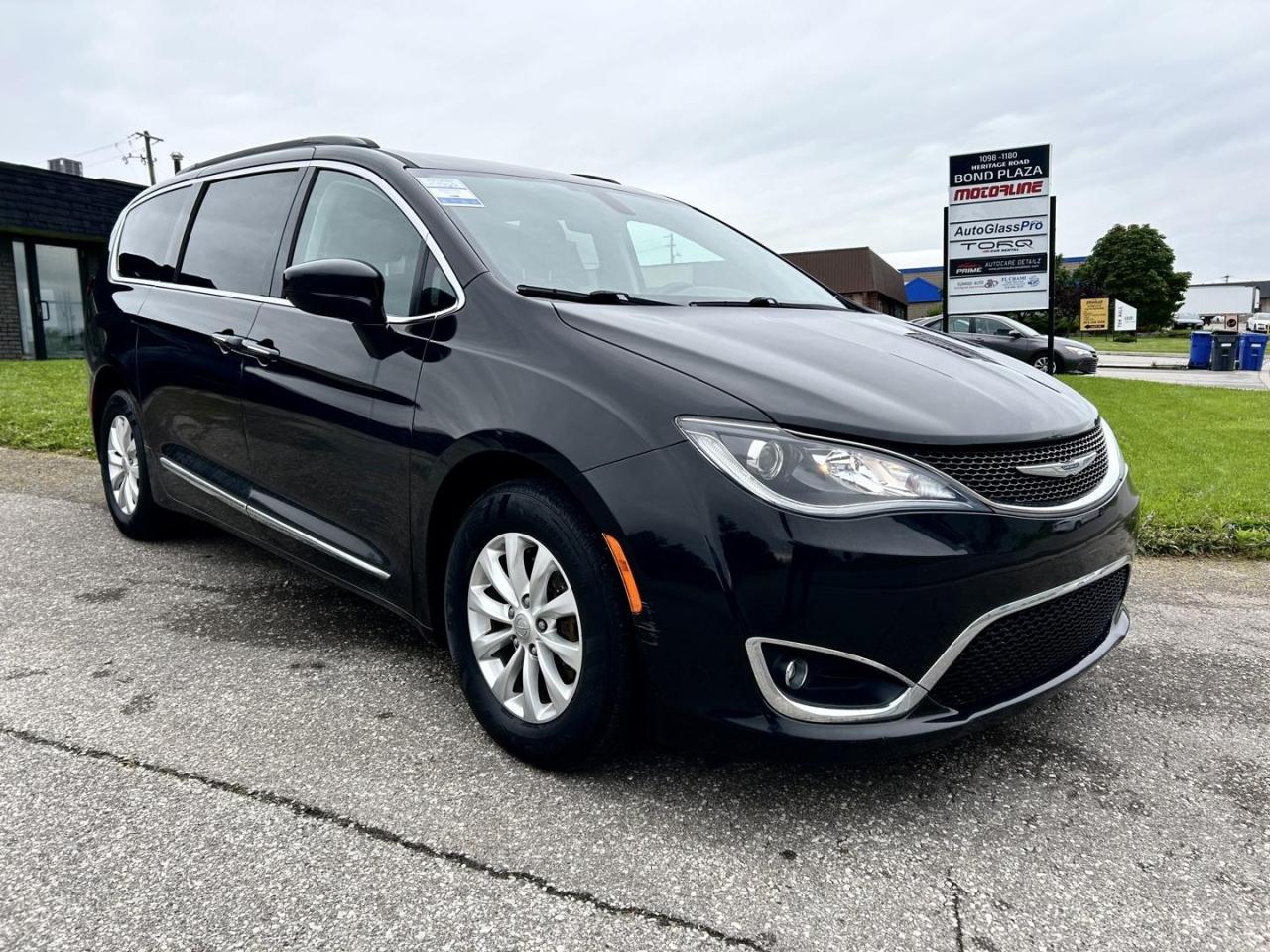 2017 Chrysler Pacifica Touring - Photo #4