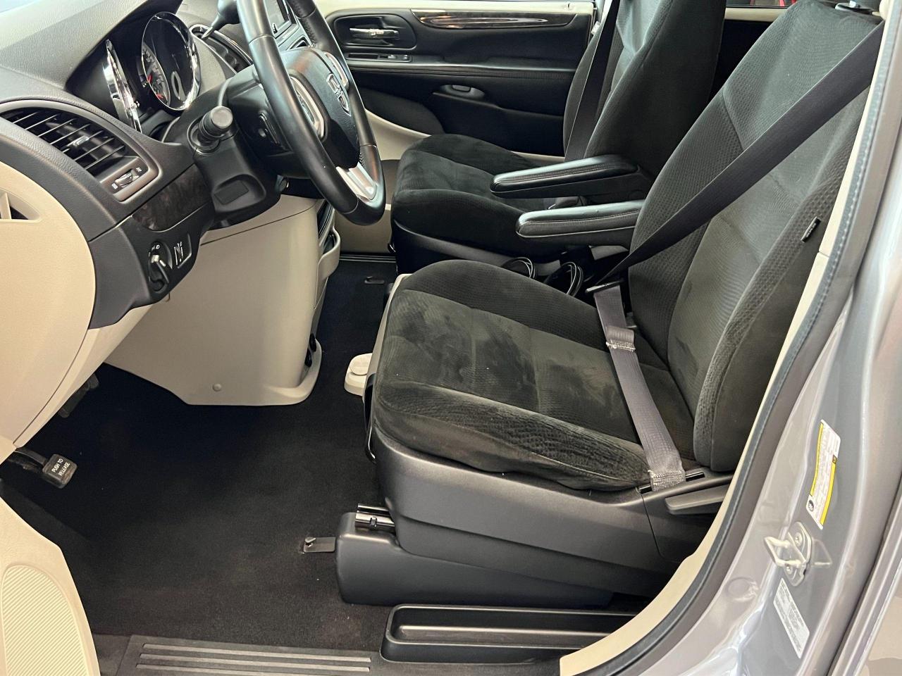2016 Dodge Grand Caravan SXT Stow & Go+DVD+Camera+Bluetooth+CLEAN CARFAX - Photo #18