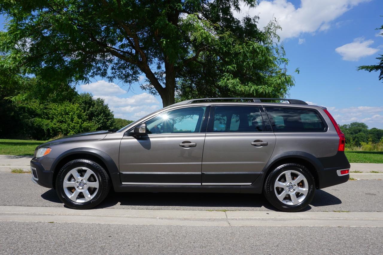 2010 Volvo XC70 1 OWNER / T6 AWD / DEALER SERVICED / IMMACULATE Photo2
