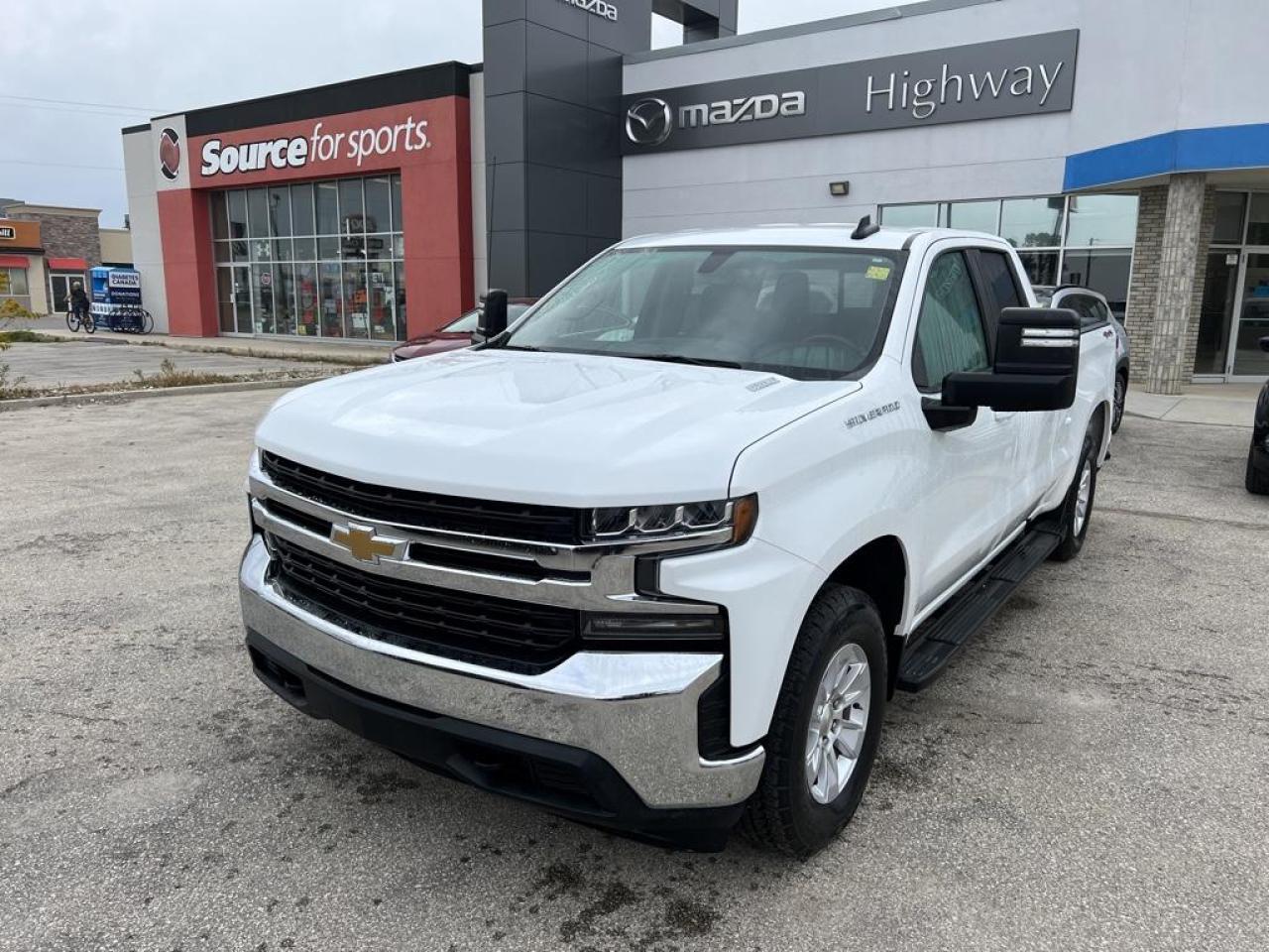 Used 2020 Chevrolet Silverado 1500 Double Cab 4x4 LT / Standard Box for sale in Steinbach, MB