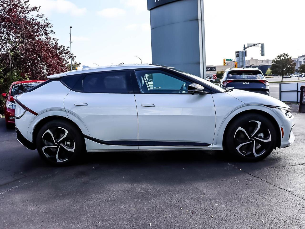 2023 Kia EV6 LONG RANGE W/GT-LINE PKG 2 | LOW KMS! | NO ACCIDENT | 406 KMS RANGE AWD | LEATHER | SUNROOF | NAV | Photo2