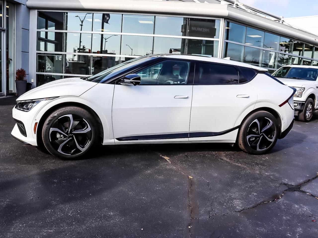 2023 Kia EV6 LONG RANGE W/GT-LINE PKG 2 | LOW KMS! | NO ACCIDENT | 406 KMS RANGE AWD | LEATHER | SUNROOF | NAV | Photo4