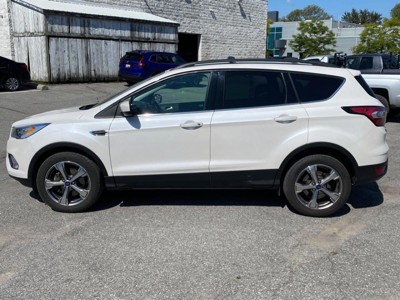 Used 2017 Ford Escape SE 4WD - LEATHER! HEATED SEATS! BACK-UP CAM! 2L MOTOR! for sale in Kitchener, ON