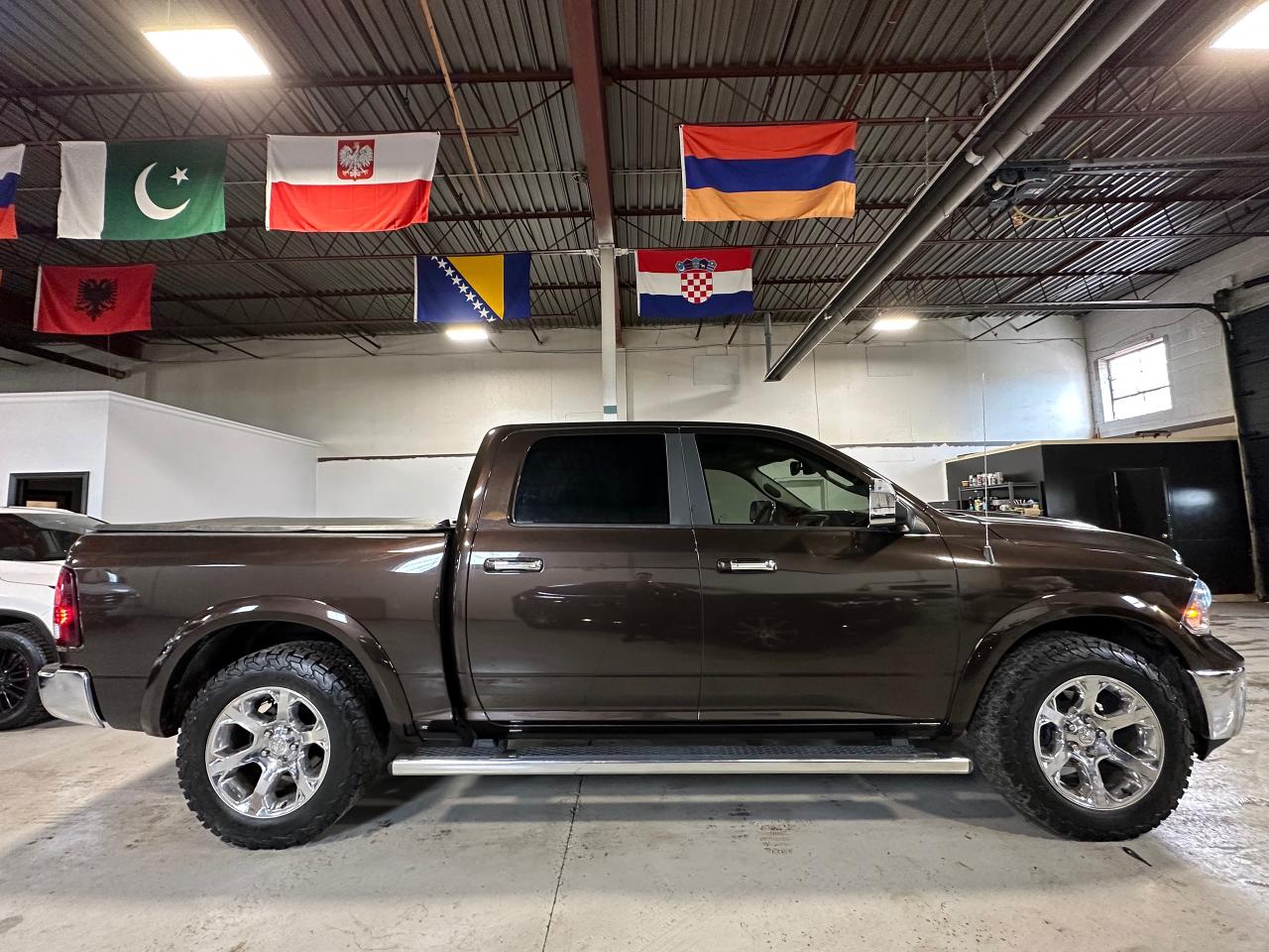 2017 RAM 1500 4WD | CREW CAB 140.5" | LARAMIE | LEATHER | 2 KEYS - Photo #5