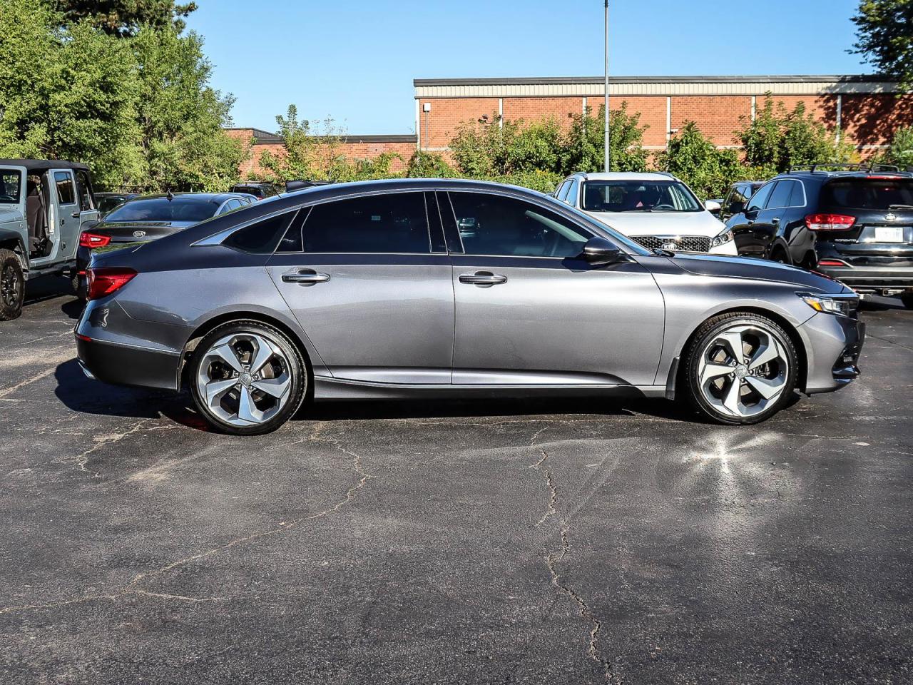 2019 Honda Accord Touring 1.5T TOURING | NO ACCIDENT | LEATHER | SUNROOF | HTD SEATS | FULLY CERTIFIED Photo2