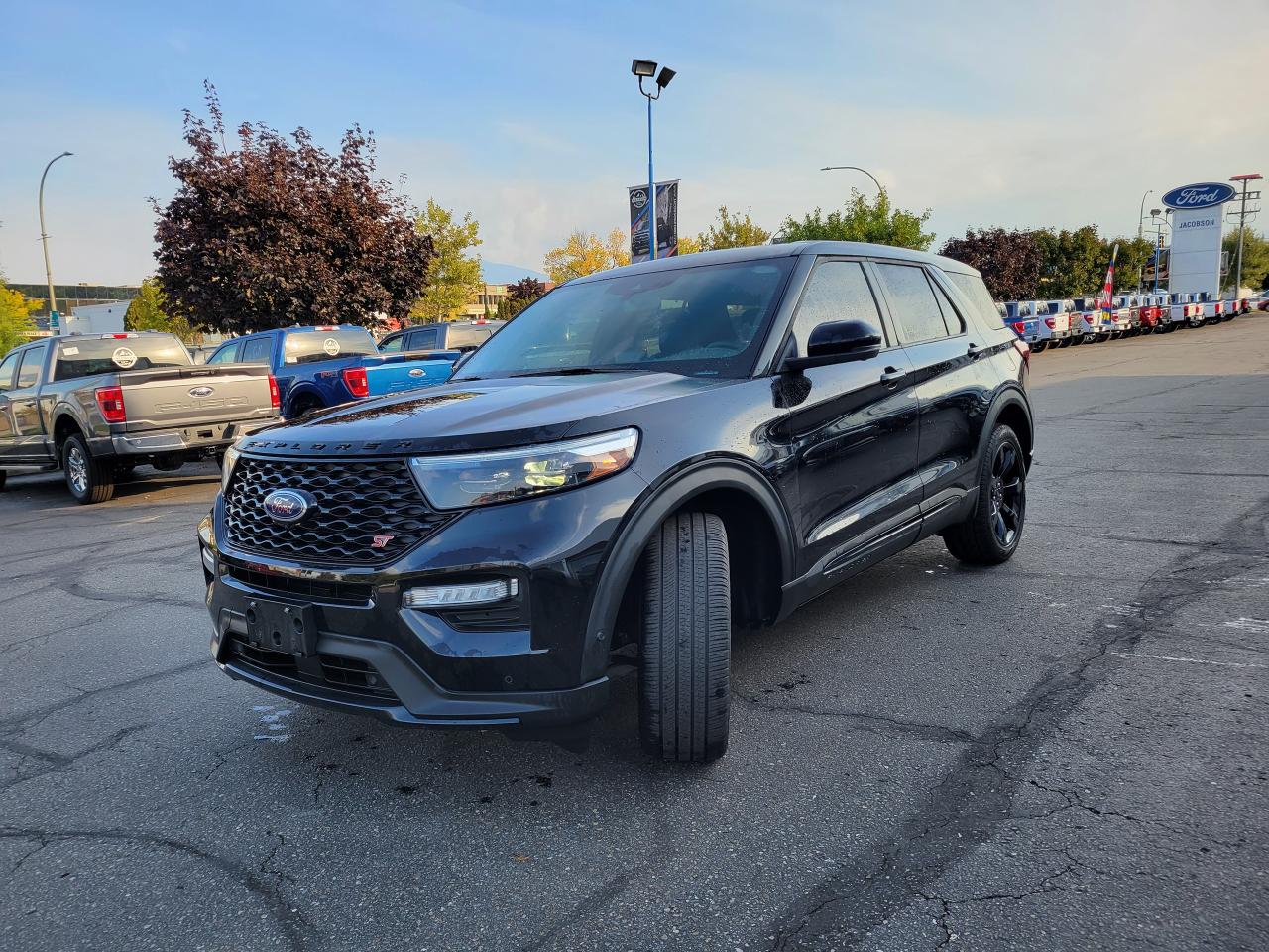 2021 Ford Explorer ST Photo2