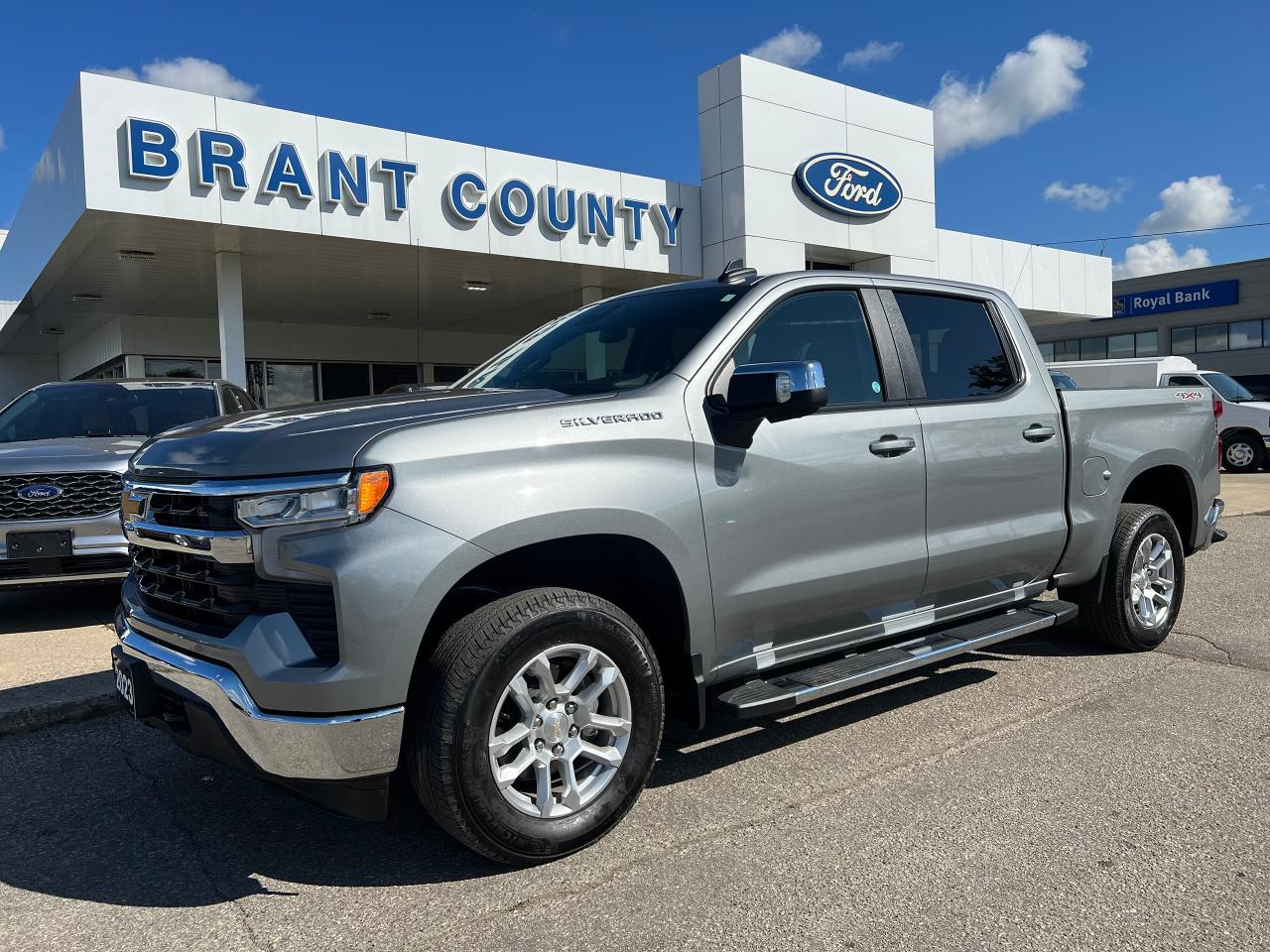 <p><br />KEY FEATURES: 2023 Chevrolet Silverado, 1500, 2.7L v6 Engine Gas, Lt, 4x4, Silver, Leather interior, Heated seats power seats, Heated steering wheel, Navigation, BLIS, trailer brake, Remote start, Trailer tow package, cruise control, power window.</p><p><br />SERVICE/RECON – Full Safety Inspection completed, oil and filter change completed -  Please contact us for more details. </p><p><br />Price includes safety.  We are a full disclosure dealership - ask to see this vehicles CarFax report.</p><p><br />Please Call 519-756-6191, Email sales@brantcountyford.ca for more information and availability on this vehicle.  Brant County Ford is a family-owned dealership and has been a proud member of the Brantford community for over 40 years!</p><p><br />** See dealer for details.</p><p>*Please note all prices are plus HST and Licensing. </p><p>* Prices in Ontario, Alberta and British Columbia include OMVIC/AMVIC fee (where applicable), accessories, other dealer installed options, administration and other retailer charges. </p><p>*The sale price assumes all applicable rebates and incentives (Delivery Allowance/Non-Stackable Cash/3-Payment rebate/SUV Bonus/Winter Bonus, Safety etc</p><p>All prices are in Canadian dollars (unless otherwise indicated). Retailers are free to set individual prices.</p><p> </p>