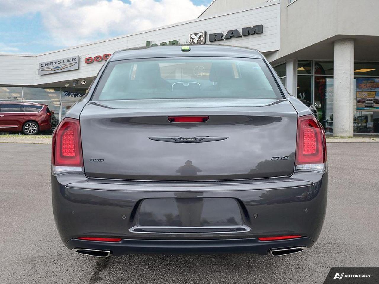 2023 Chrysler 300 Touring-L - Leather Seats Photo3