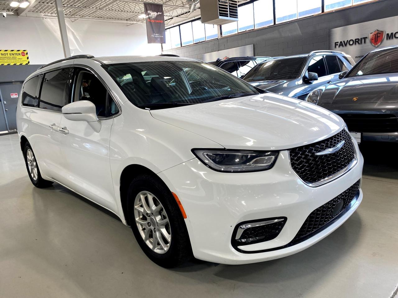 2021 Chrysler Pacifica Touring-L |LEATHER|POWER SLIDING DOORS|BACKUP CAM| - Photo #2