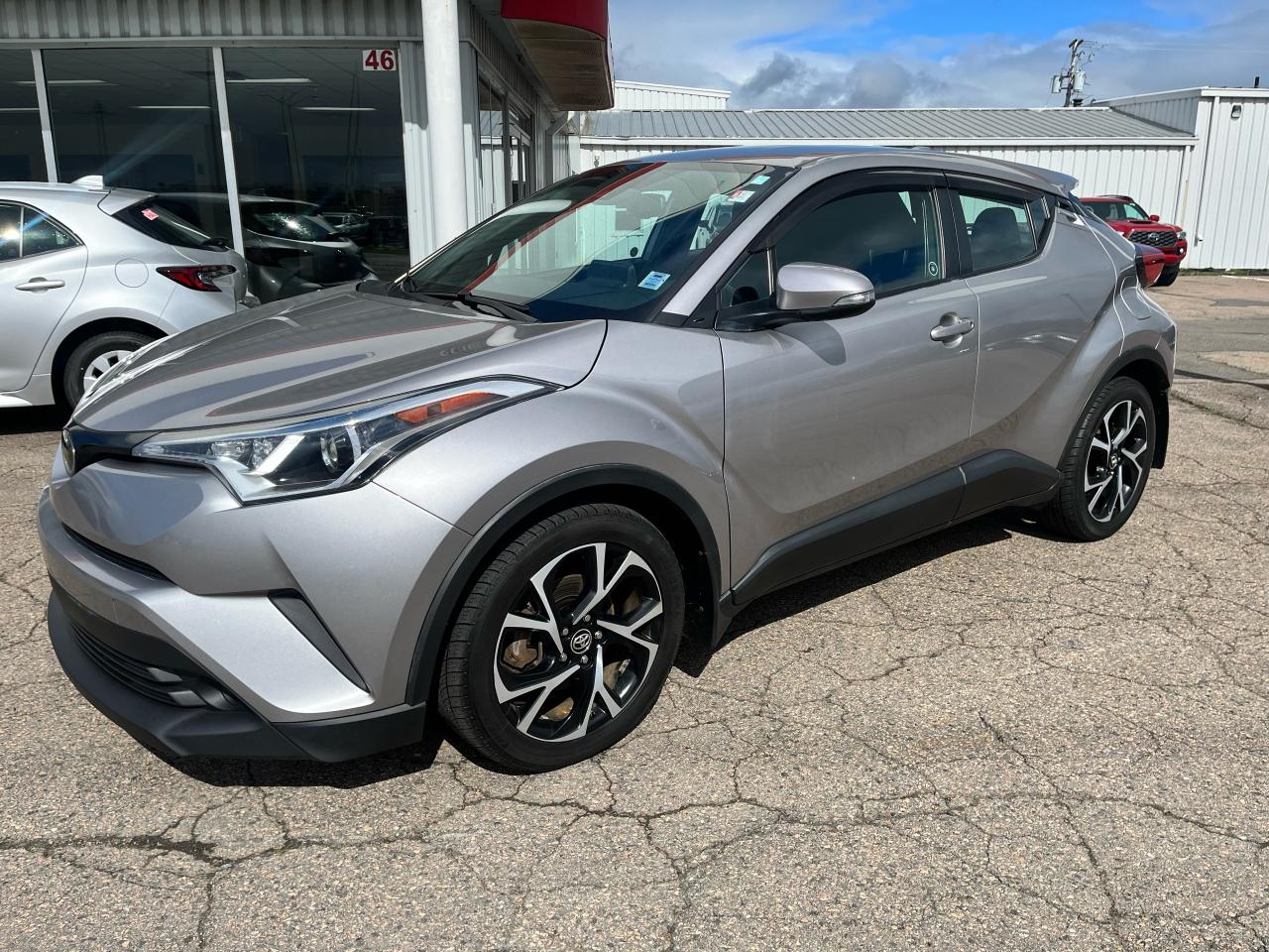 2019 Toyota C-HR XLE Photo0