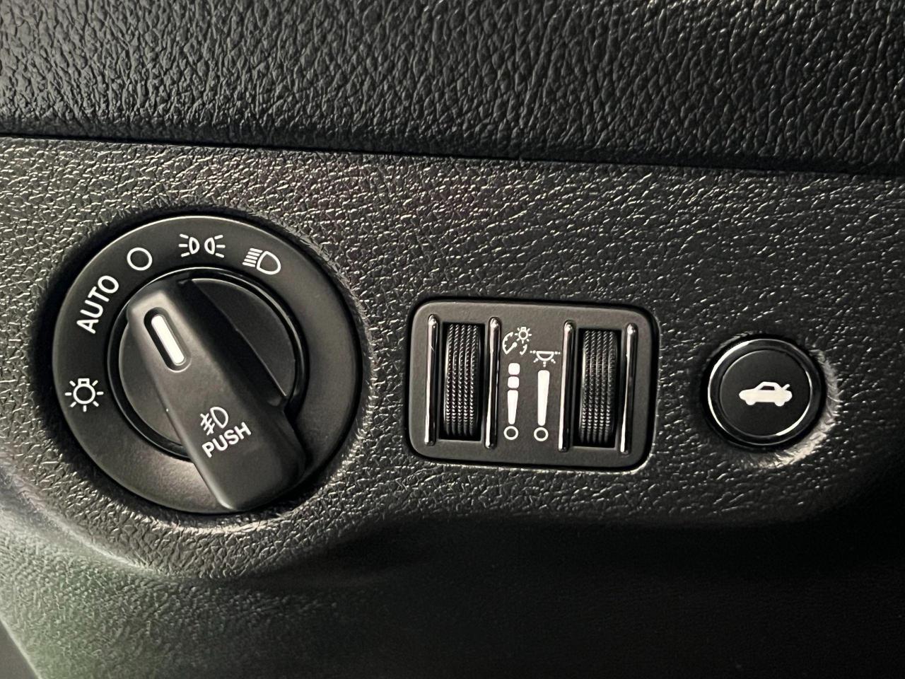 2017 Dodge Challenger SXT+Xenon Lights+ApplePlay+Cooled Leather Seats - Photo #46