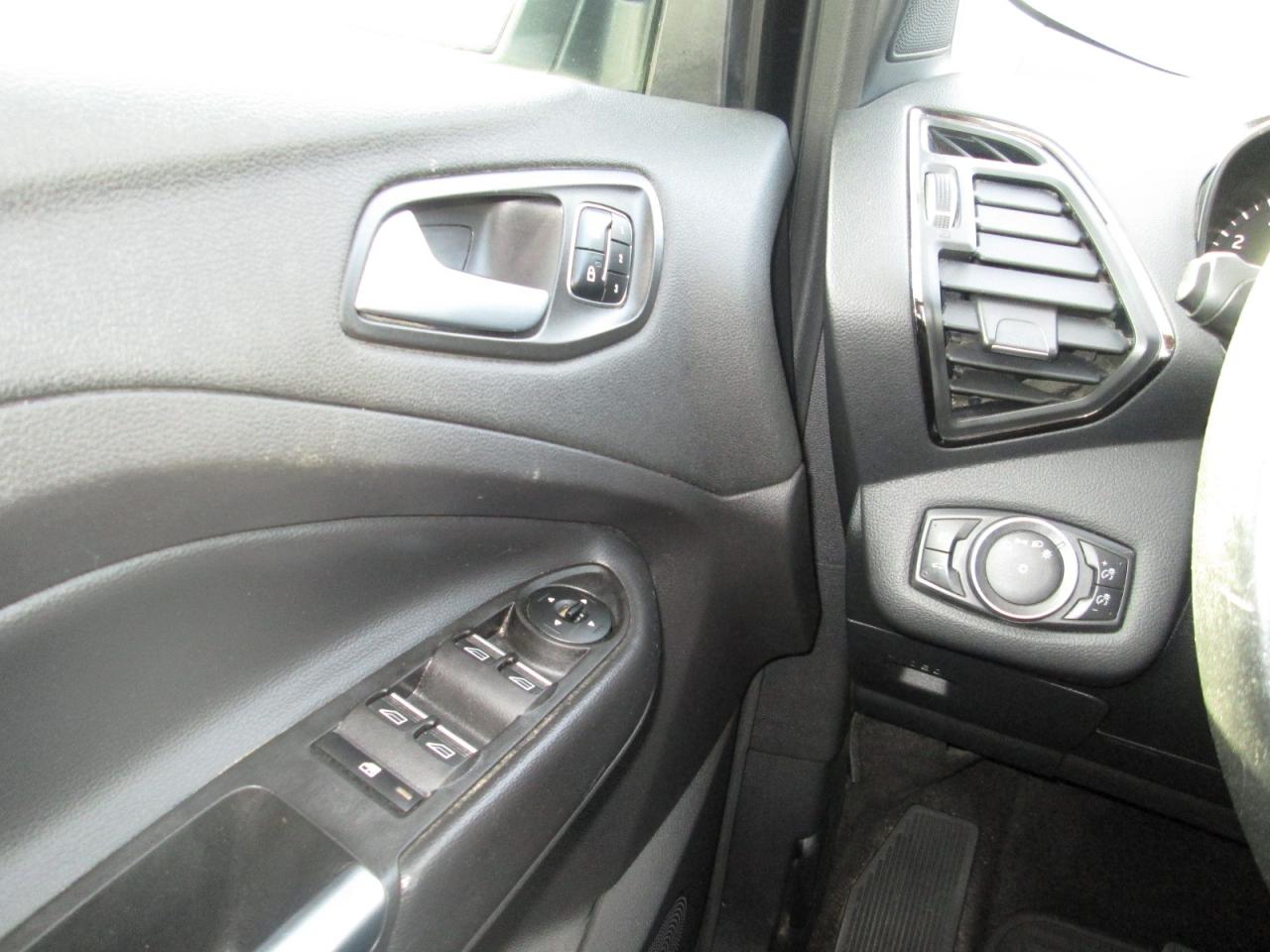 2017 Ford Escape Titanium Photo5