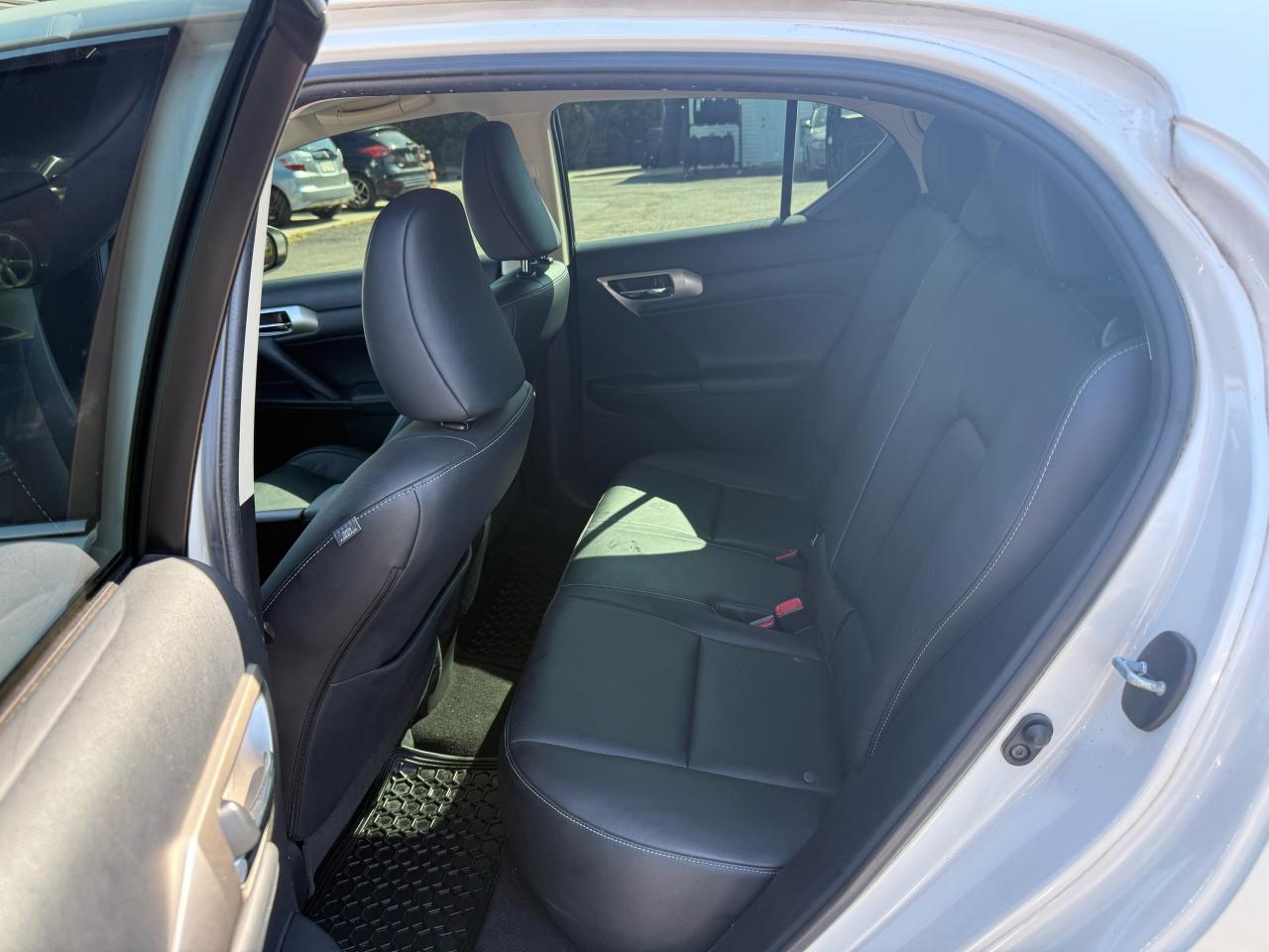 2015 Lexus CT 200h FWD 4dr Hybrid Photo11