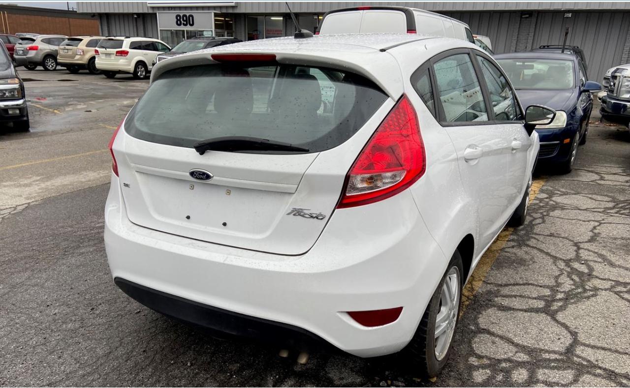2013 Ford Fiesta SE Photo2