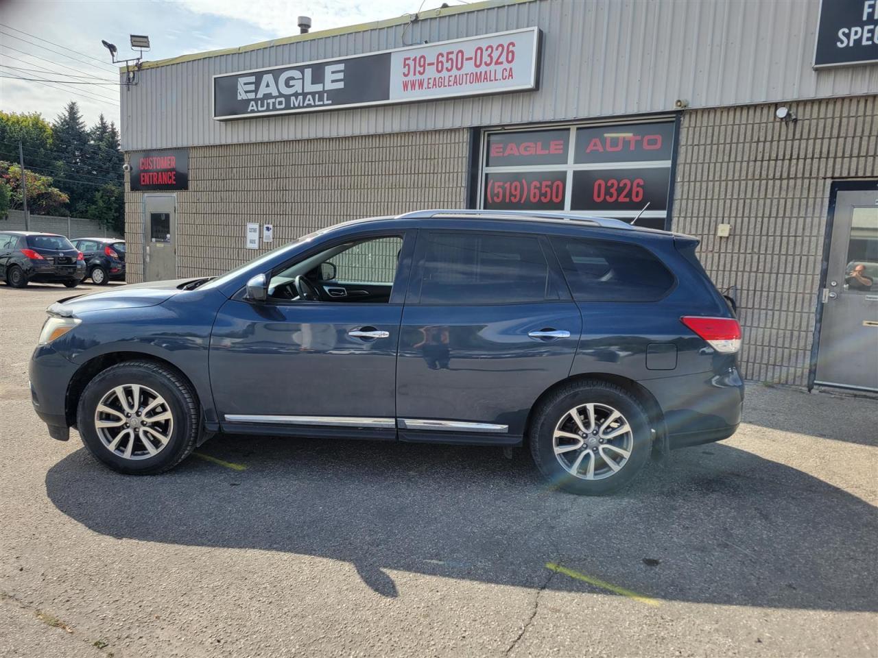 Used 2015 Nissan Pathfinder SL 4WD * 7 Passenger * Leather Seating * Remote Start * Power Lift Gate * Blind Spot Monitoring * Memory Seats * Back Up Camera * Heated Front Seats * for sale in Cambridge, ON