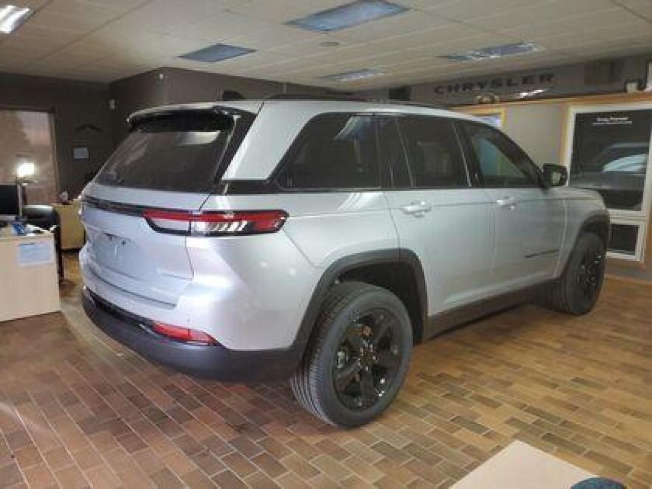 2024 Jeep Grand Cherokee Altitude 4x4, SUNROOF #137 Photo2