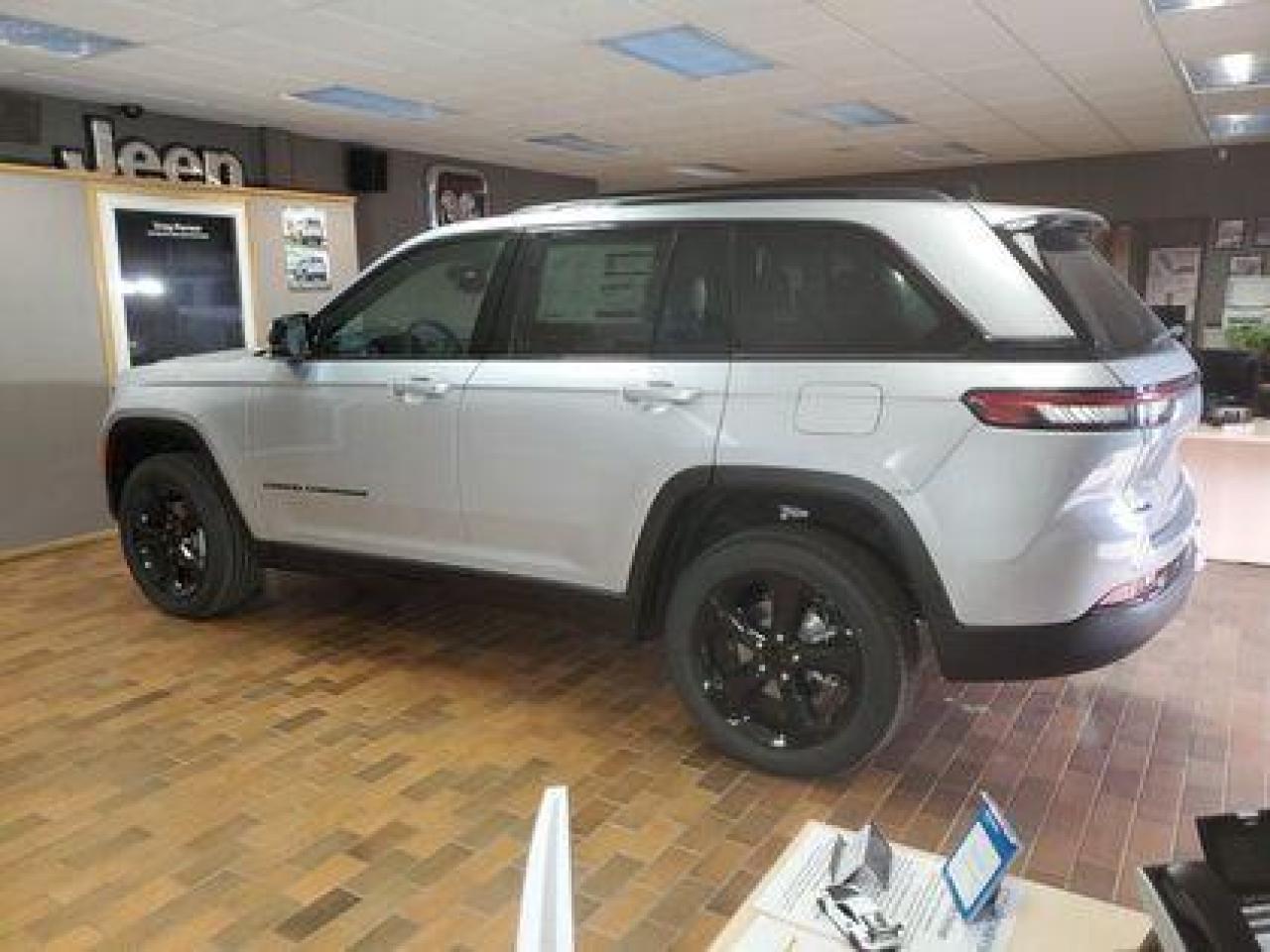 2024 Jeep Grand Cherokee Altitude 4x4, SUNROOF #137 Photo3