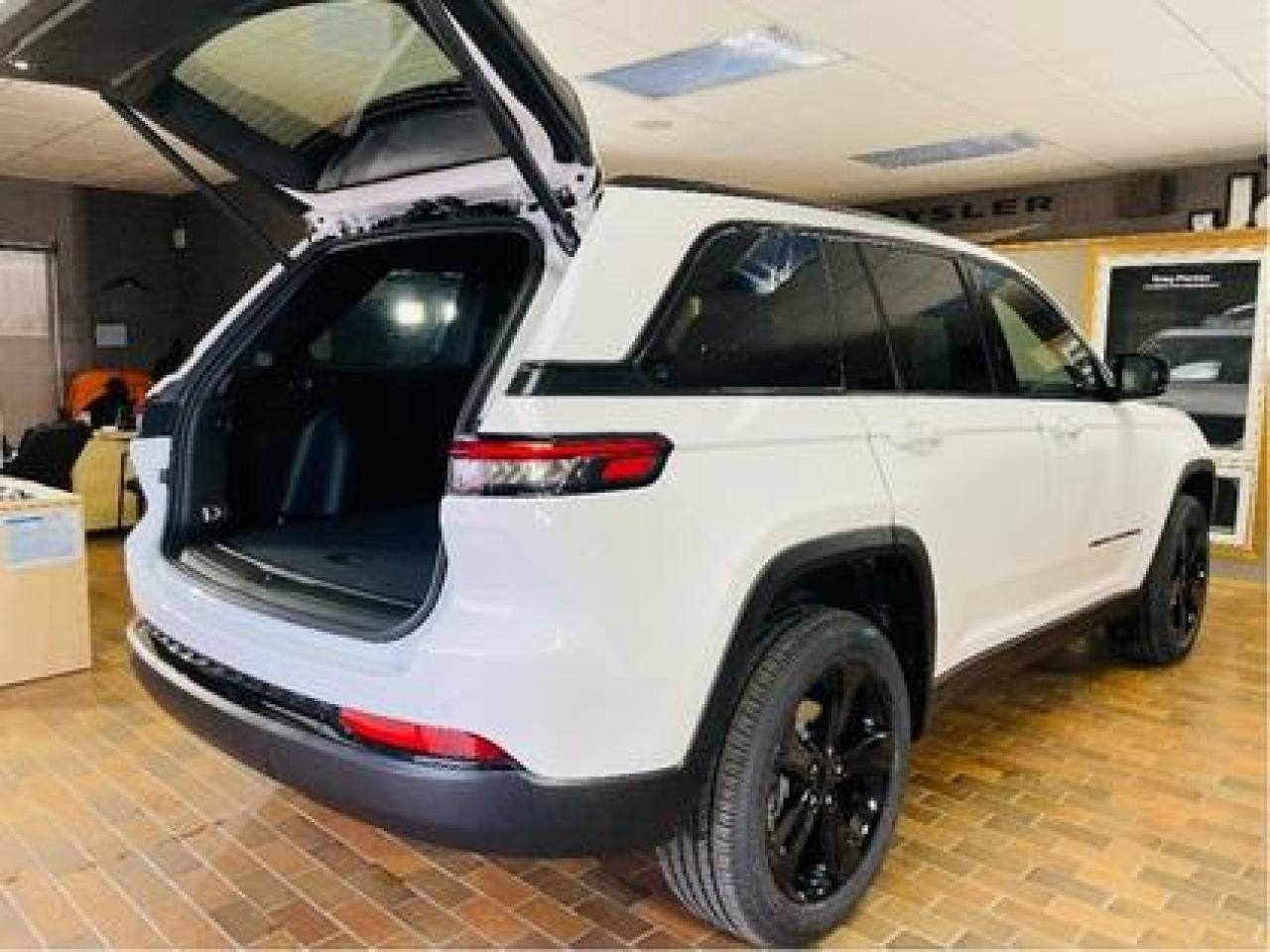 2024 Jeep Grand Cherokee Altitude 4x4 #117 Photo3