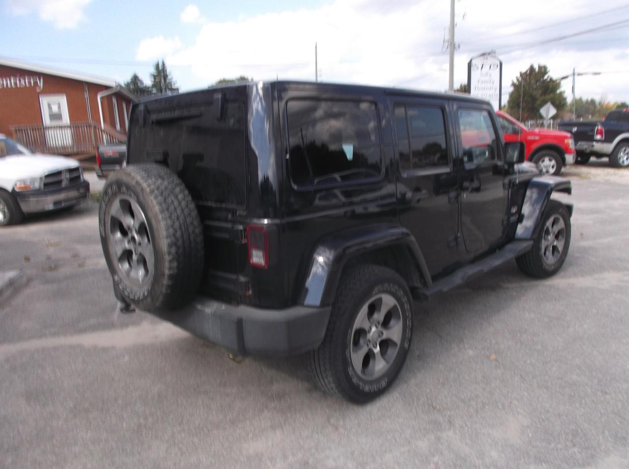 2012 Jeep Wrangler 4X4 UNLIMITED SAHARA  TRAIL RATED - Photo #5