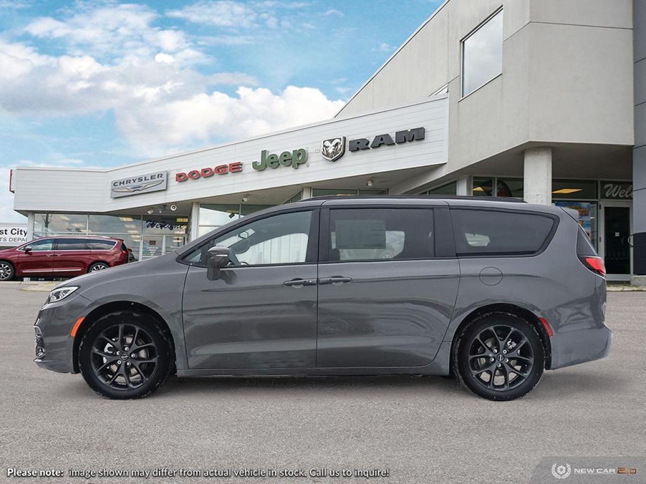 2023 Chrysler Pacifica Touring-L Photo2