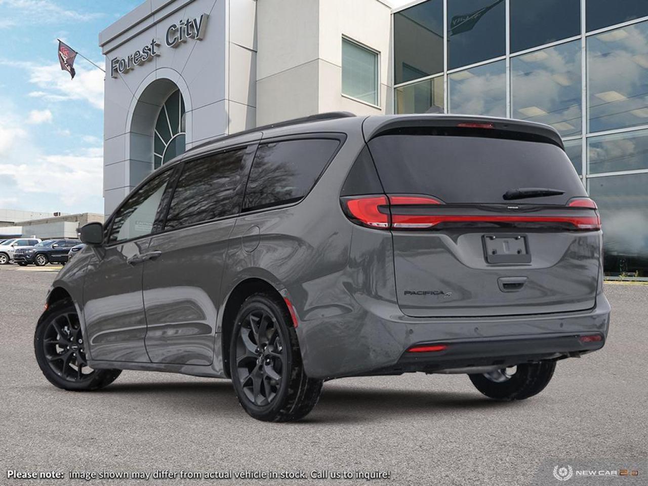 2023 Chrysler Pacifica Touring-L Photo3