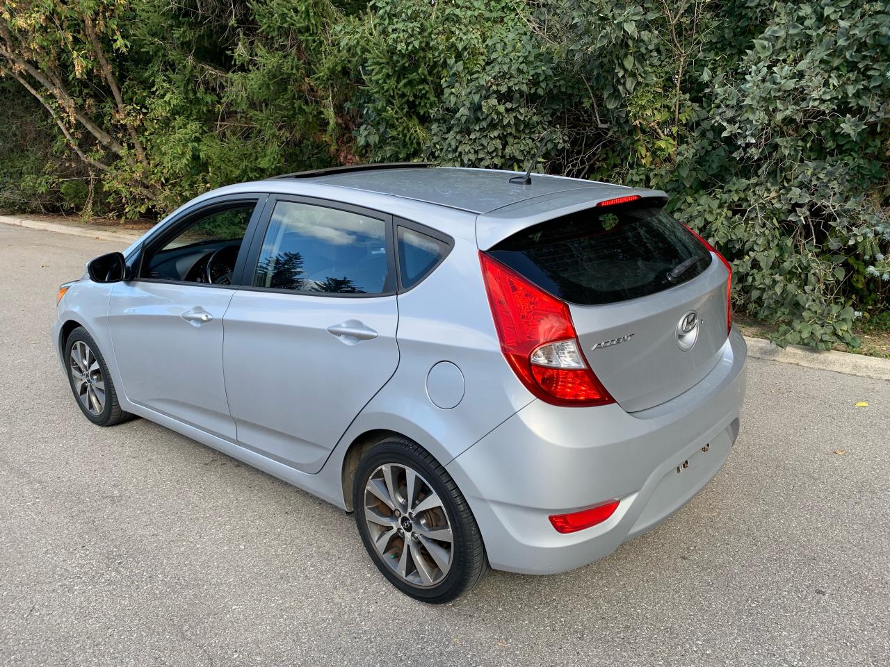 2016 Hyundai Accent GLS-AUTO/MOONROOF-1 LOCAL OWNER! NO INSUR. CLAIMS! Photo3