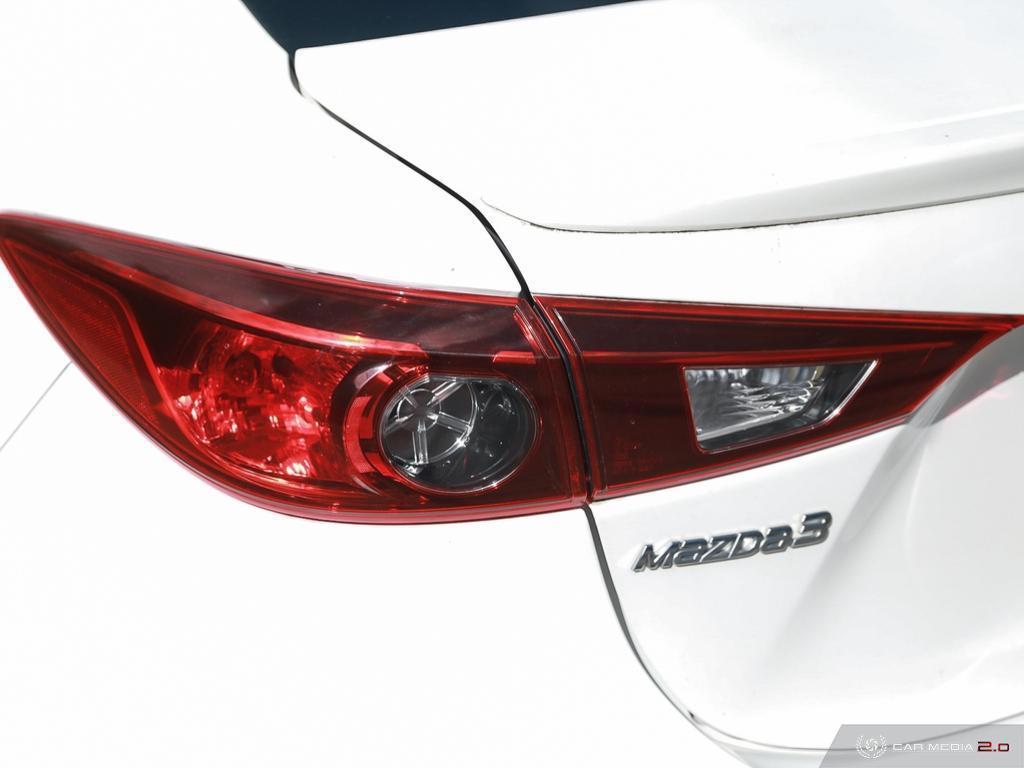 2015 Mazda MAZDA3 GS - Photo #11