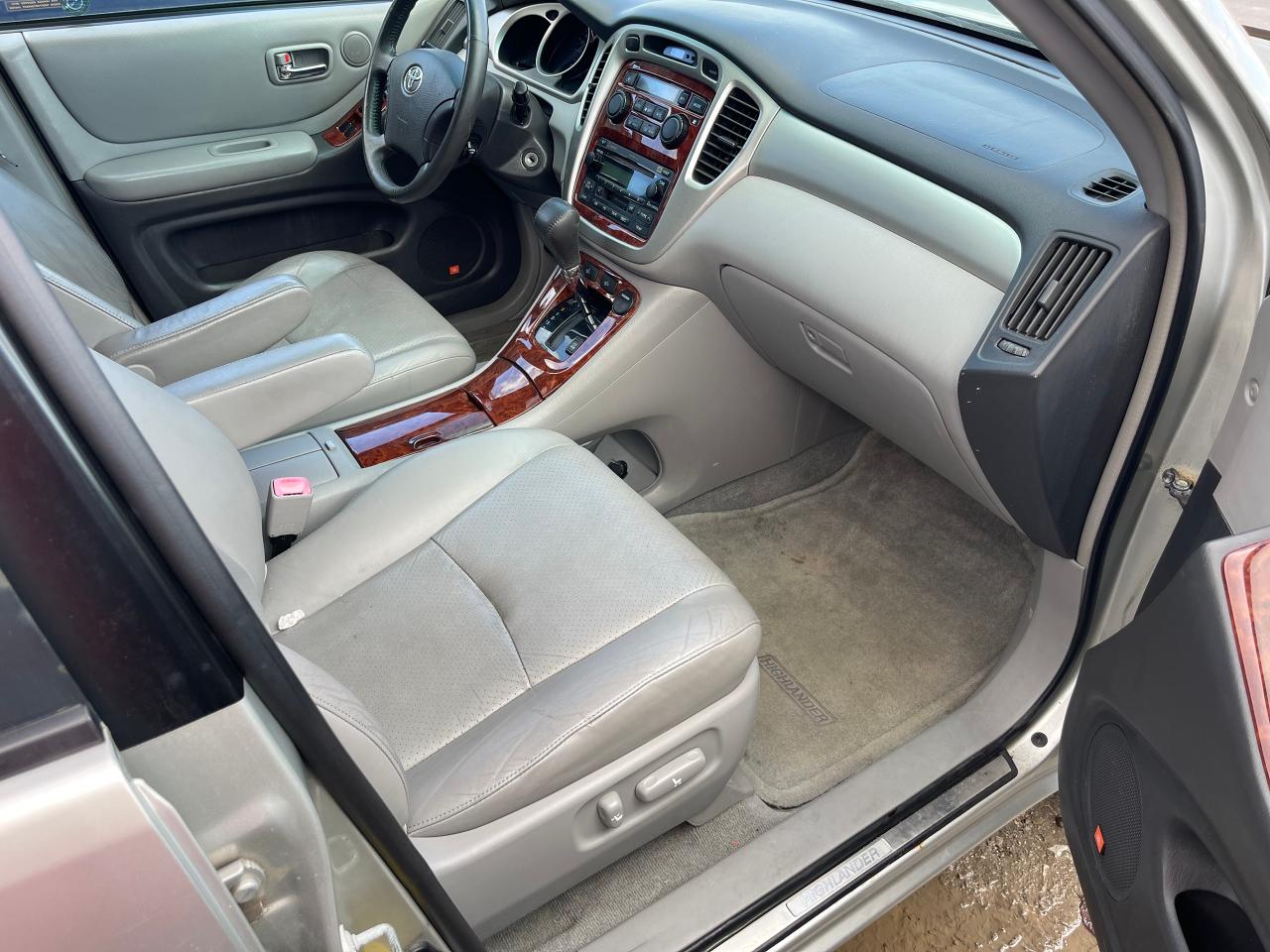 2004 Toyota Highlander 4dr V6 4WD 7-Passenger - Photo #5